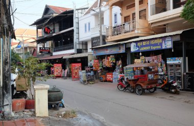 Siem Reap, Kamboçya, 22 Aralık 2018 şehir caddesi boyunca küçük dükkanlar. Moped Çekçek.