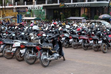Siem Reap, Kamboçya, 22 Aralık 2018 otoparkta çok sayıda moped. Asya şehrinin sokağındaki otopark. Scooter kiralama.