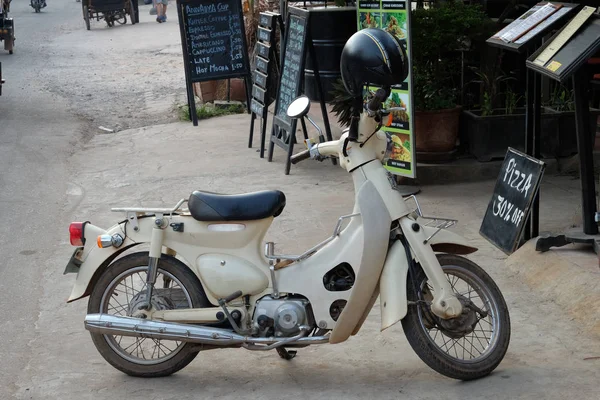 Siem Reap Camboja Dezembro 2018 Pequeno Ciclomotor Branco Perto Pizzaria — Fotografia de Stock