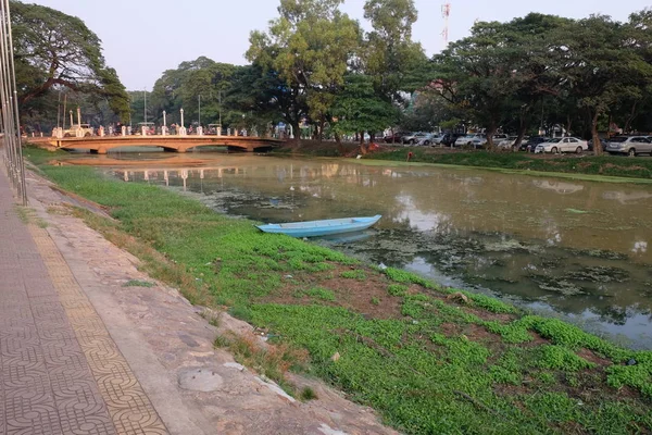 Сіємреап Камбоджа Грудня 2018 Невеликий Блакитний Човен Березі Брудної Річки — стокове фото