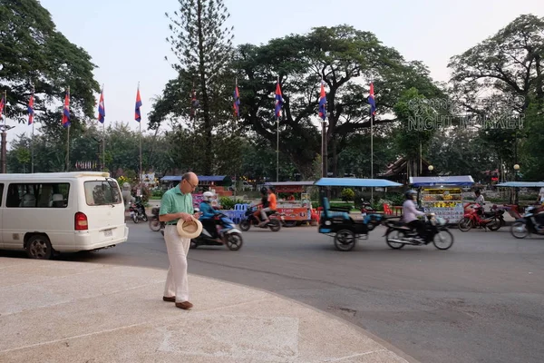 Siem Reap Kambodja December 2018 Äldre Vitskinnad Man Strosar Längs — Stockfoto