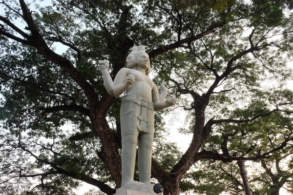 Скульптура Чотирирукого Індуського Божества Міфічна Істота Чотирма Обличчями — стокове фото
