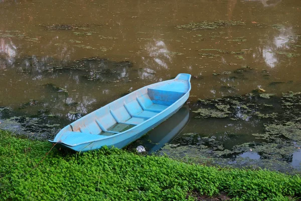 Pequeno Barco Azul Junto Rio Rio Com Águas Lamacentas — Fotografia de Stock