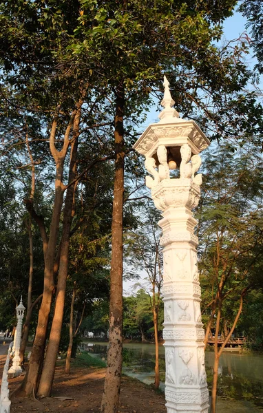 Bílá Ozdobná Lampa Parku City Park Večerních Hodinách — Stock fotografie