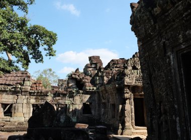 Kamboçya ormanında antik Preah Khan tapınak kompleksi kalıntıları.