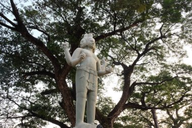 Dört kollu bir Hindu tanrısının heykeli. Dört yüzlü efsanevi yaratık..