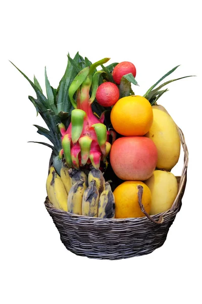 Tropikal meyveli sepet. İzole edilmiş. Beyaz arkaplan.