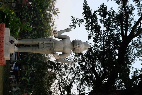 Escultura Uma Divindade Hindu Quatro Braços Criatura Mítica Com Quatro — Fotografia de Stock