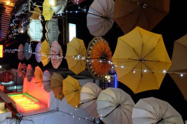 Siem Reap, Kamboçya, 23 Aralık 2018 çok renkli şemsiyeler şehrin caddesinde asılıdır. Bir sürü asılı şemsiye. Gece vakti..