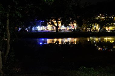 Siem Reap, Kamboçya, 23 Aralık 2018. Gece şehir ışıkları nehrin sularına yansır. Güzel gece manzarası.
