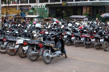Siem Reap, Kamboçya, 22 Aralık 2018 otoparkta çok sayıda moped. Asya şehrinin sokağındaki otopark. Scooter kiralama.