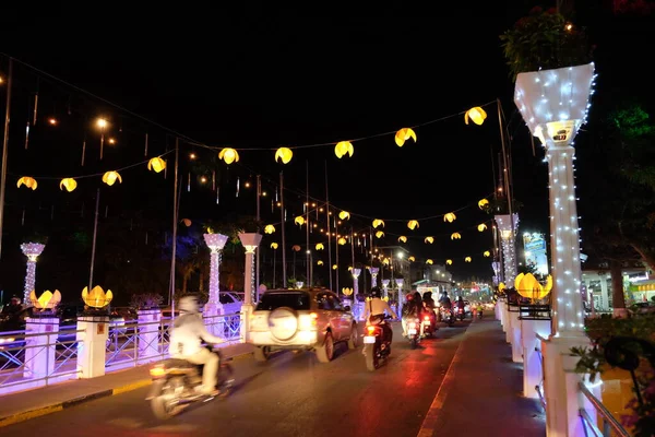 2018年12月23日 柬埔寨暹粒 车辆沿着一座小桥行驶 装饰街灯 霓虹灯 — 图库照片