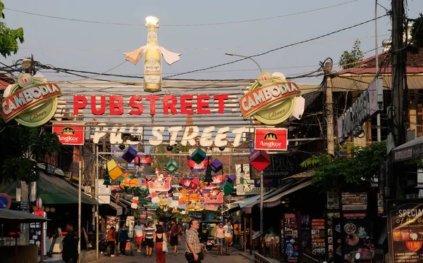 Siem Reap Kambodża Grudnia 2018 Turyści Spacerując Wzdłuż Pub Street — Zdjęcie stockowe