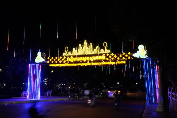 カンボジアのシェムリアップ 2018年12月23日夜の都市での動きのぼやけた交通 ネオンライトで飾られたゲート — ストック写真
