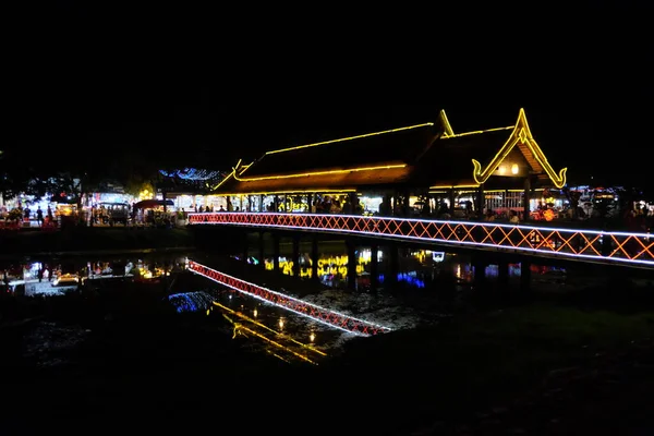 柬埔寨暹粒 Siem Reap Cambodia December 2018 Bridge River Decorated Neon — 图库照片