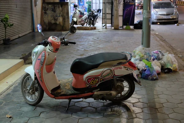 Siem Reap Camboya Diciembre 2018 Scooter Pequeño Pintado Con Imágenes —  Fotos de Stock