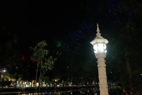 Uma Lâmpada Rua Brilha Margem Pequeno Rio Noite — Fotografia de Stock