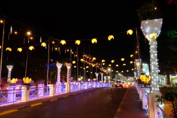 Most Oświetlony Lampami Ulicznymi Nocy Piękne Oświetlenie Uliczne — Zdjęcie stockowe