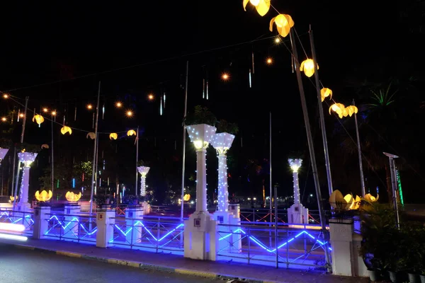 Puente Iluminado Por Farolas Por Noche Hermoso Alumbrado Público —  Fotos de Stock