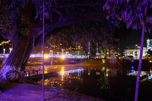 Ljus Från Gatlyktor Reflekterar Ytan Vattnet Natten Nattlandskap — Stockfoto