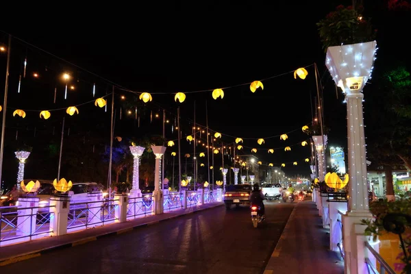 2018年12月23日 柬埔寨暹粒 车辆沿着一座小桥行驶 装饰街灯 霓虹灯 — 图库照片
