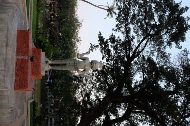 Dört kollu bir Hindu tanrısının heykeli. Dört yüzlü efsanevi yaratık..