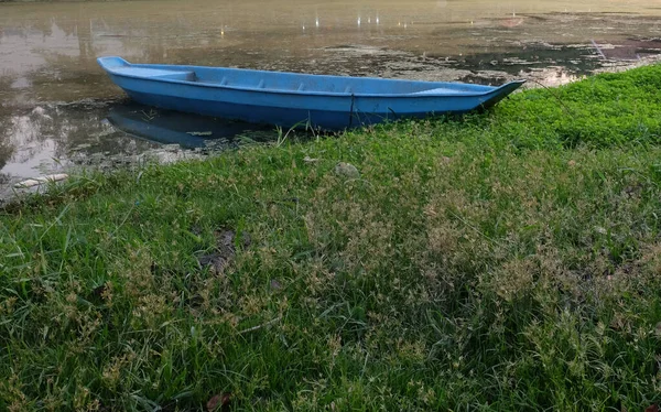 Petit Bateau Bleu Près Rivière Une Rivière Aux Eaux Boueuses — Photo