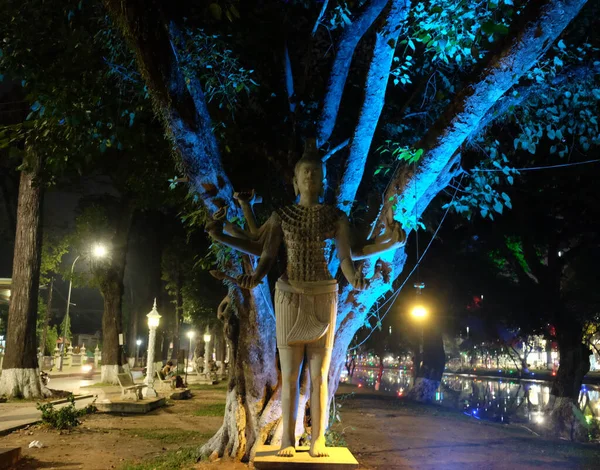 Скульптура Індуського Божества Стоїть Міському Парку Вночі Парк Освітлений Світлом — стокове фото