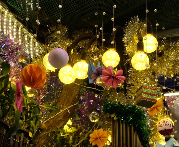 Decoraciones Navideñas Festivas Cuelgan Del Techo Luces Bolas Decorativas Festivas — Foto de Stock