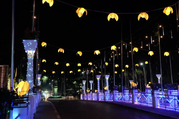 Puente Iluminado Por Farolas Por Noche Hermoso Alumbrado Público —  Fotos de Stock