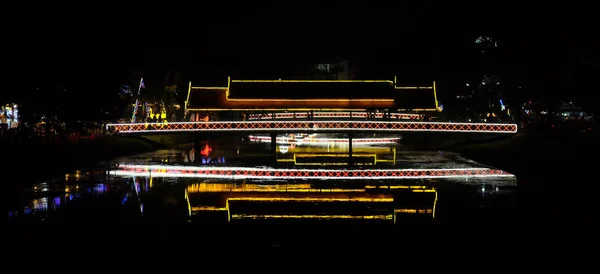 Mit Dekorativen Lichtern Geschmückt Wird Die Brücke Über Einen Kleinen — Stockfoto