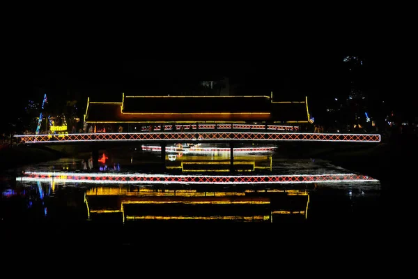 Decorada Com Luzes Decorativas Ponte Lançada Através Pequeno Rio Hora — Fotografia de Stock