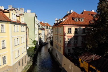 Prag, Çek Cumhuriyeti, 12 Ekim 2019. Prag 'daki evler arasındaki kanallar daraldı. Peyzaj.