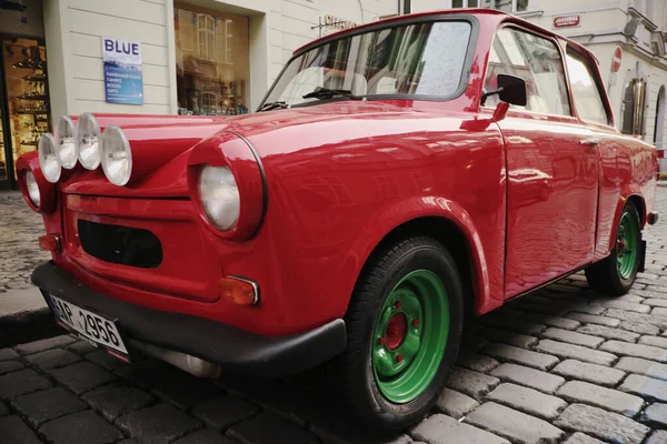 Прага Чехія Жовтня 2019 Стара Червона Машина Припаркована Празі Забавні — стокове фото