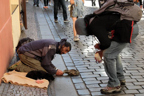 Praga República Checa Outubro 2019 Cara Conversando Com Imigrante Implorando — Fotografia de Stock