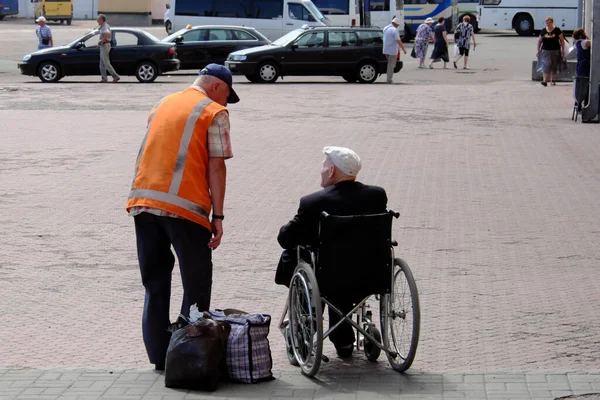 Chernihiv Ucrânia Junho 2019 Funcionário Estação Trem Comunica Com Homem — Fotografia de Stock