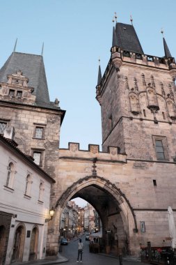 Prag, Çek Cumhuriyeti, 13 Ekim 2019. Charles Köprüsü 'ndeki yayalar. Ortaçağ Gotik Kulesi.