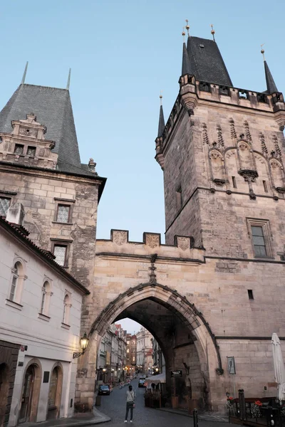 Prága Csehország 2019 Október Gyalogosok Károly Hídon Középkori Gótikus Torony — Stock Fotó