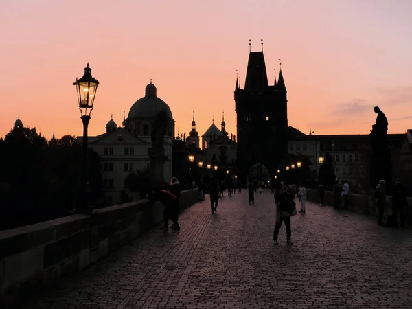 Prague Czech Republic 2019 새벽에 다리를 관광객들 건물들의 실루엣 — 스톡 사진