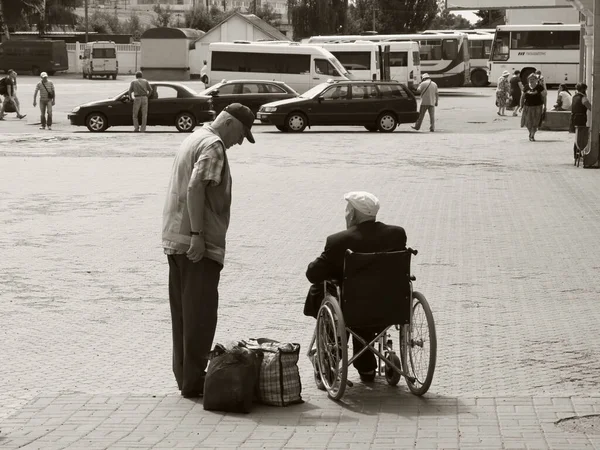 Chernihiv Ukrajina Června2019 Zaměstnanec Vlakového Nádraží Komunikuje Starším Mužem Vozíku — Stock fotografie