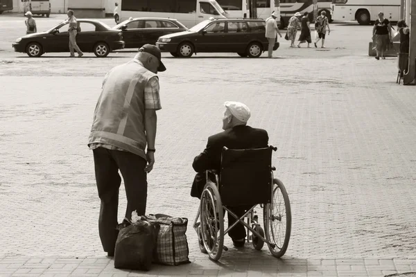 Chernihiv Ucrânia Junho 2019 Funcionário Estação Trem Comunica Com Homem — Fotografia de Stock