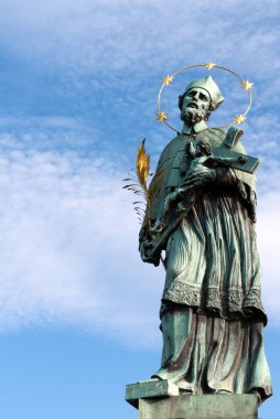 Prag 'daki Charles Köprüsü' nde gökyüzüne karşı Nepomuk Heykeli.