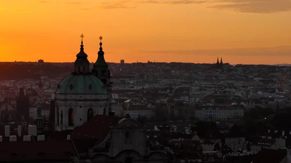 Aamunkoitto Prahan Yllä Muinaisen Eurooppalaisen Kaupungin Urbaani Taivaanranta Hämärässä — kuvapankkivalokuva