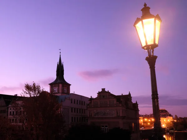 Древние Европейские Дома Праге Город Пейзаж Тусклый Свет Уличного Фонаря — стоковое фото