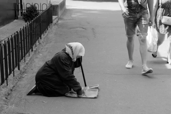 Chernihiv Ukraine June 2019 Elderly Woman Scarf Beg Money Kneeling — Stock Photo, Image