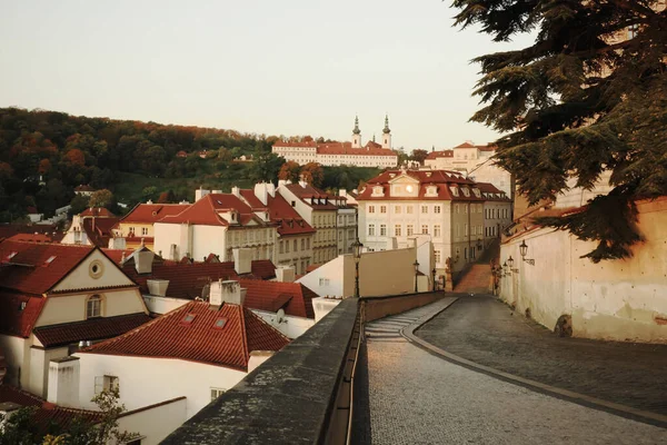Eski Prag sokağı ve merdivenler Strahov Manastırı 'na çıkıyor..