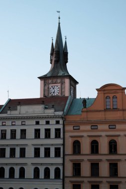 Eski Prag saat kulesi. Resimli Avrupa evleri.
