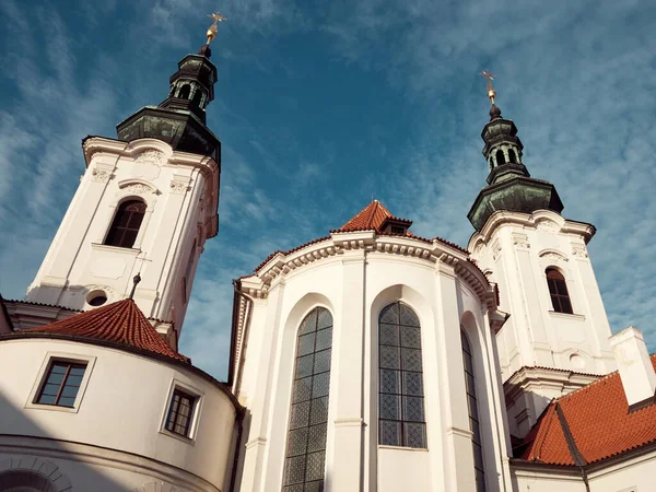 Prag 'daki Strahov Manastırı, Çek mimarisinin bir anıtı. En eski manastır Premonstrant Keşişleri Tarikatı 'dır..