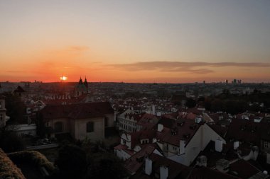 Prag üzerinde şafak. Antik bir Avrupa şehrinin alacakaranlıktaki ufuk çizgisi.