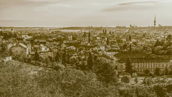 Prahan Kaupungin Taivaanrantaan Yleisnäkymä Kaupunkiin Kontrasti Seepia — kuvapankkivalokuva